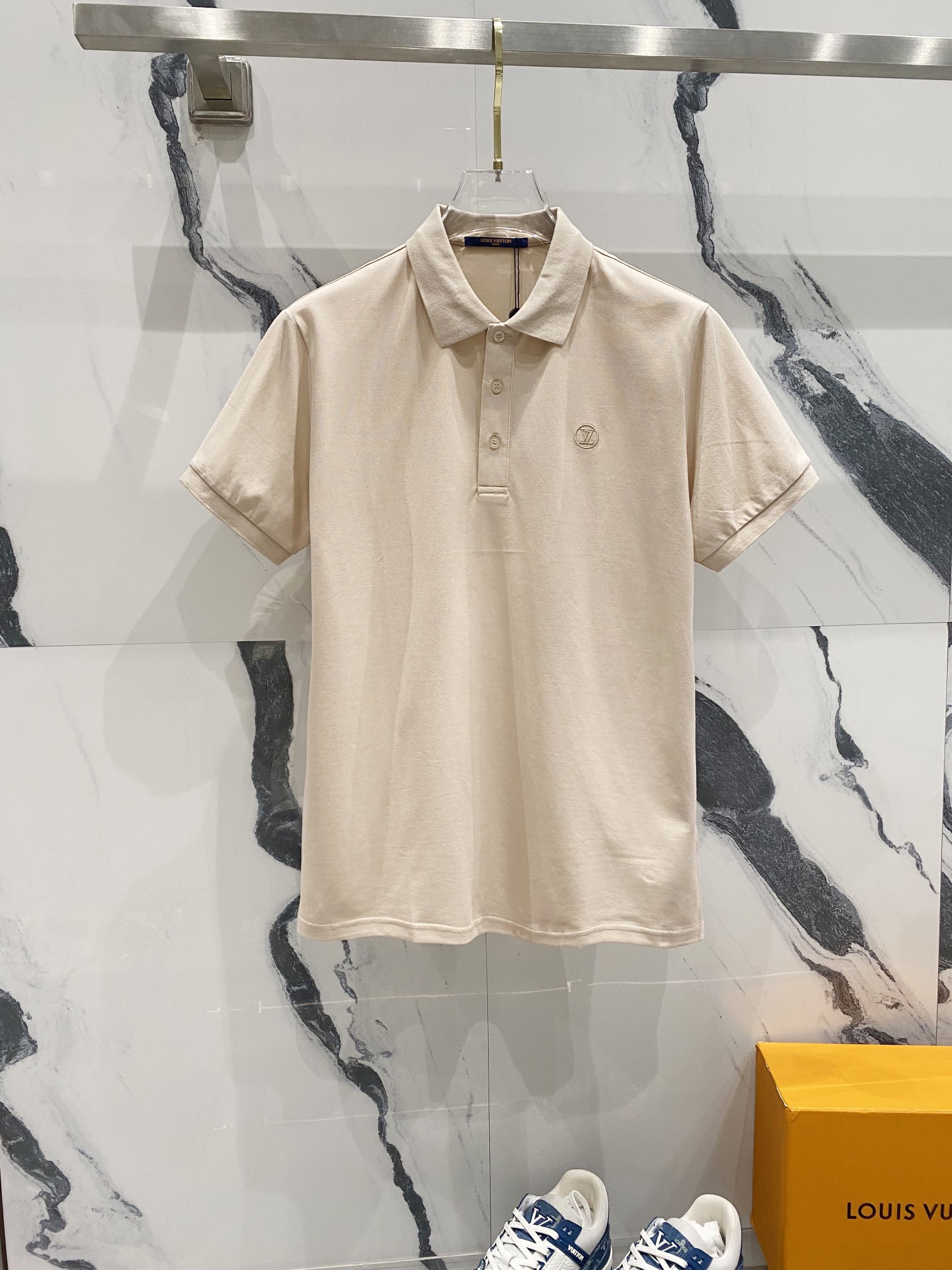  
LOUIS VUITTON 路易威登 翻领POLO衫
经典小圆标字母LOGO刺绣🪡标识
官方同步  