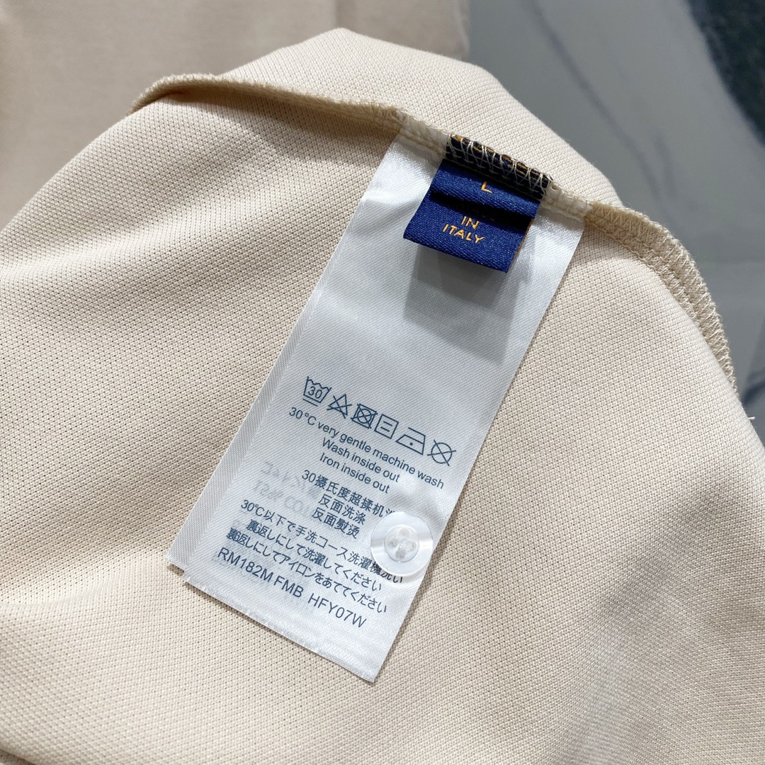  
LOUIS VUITTON 路易威登 翻领POLO衫
经典小圆标字母LOGO刺绣🪡标识
官方同步  