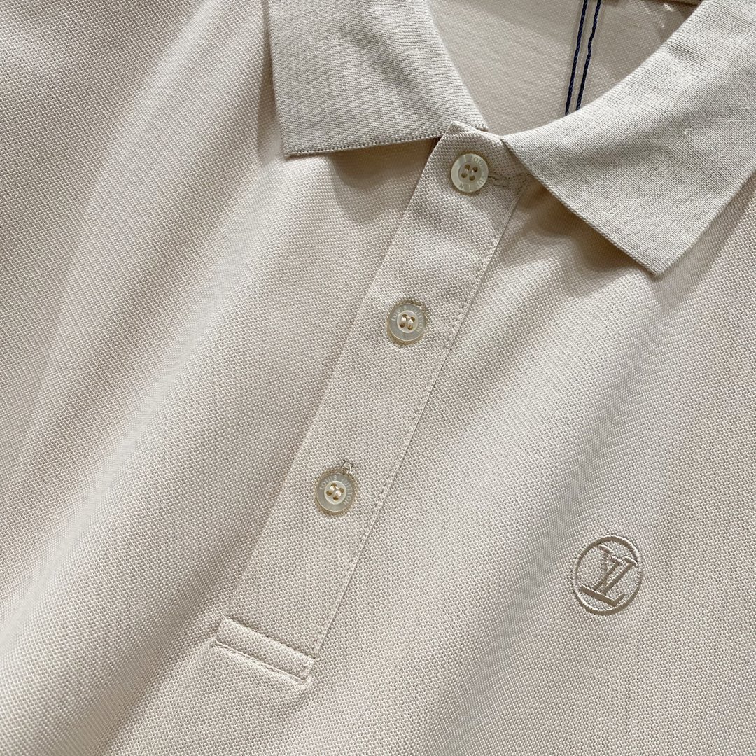  
LOUIS VUITTON 路易威登 翻领POLO衫
经典小圆标字母LOGO刺绣🪡标识
官方同步  