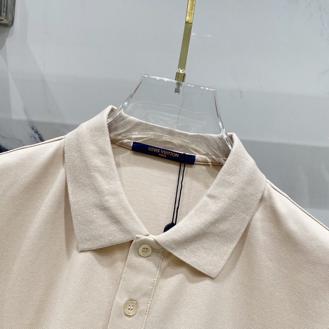  
LOUIS VUITTON 路易威登 翻领POLO衫
经典小圆标字母LOGO刺绣🪡标识
官方同步  