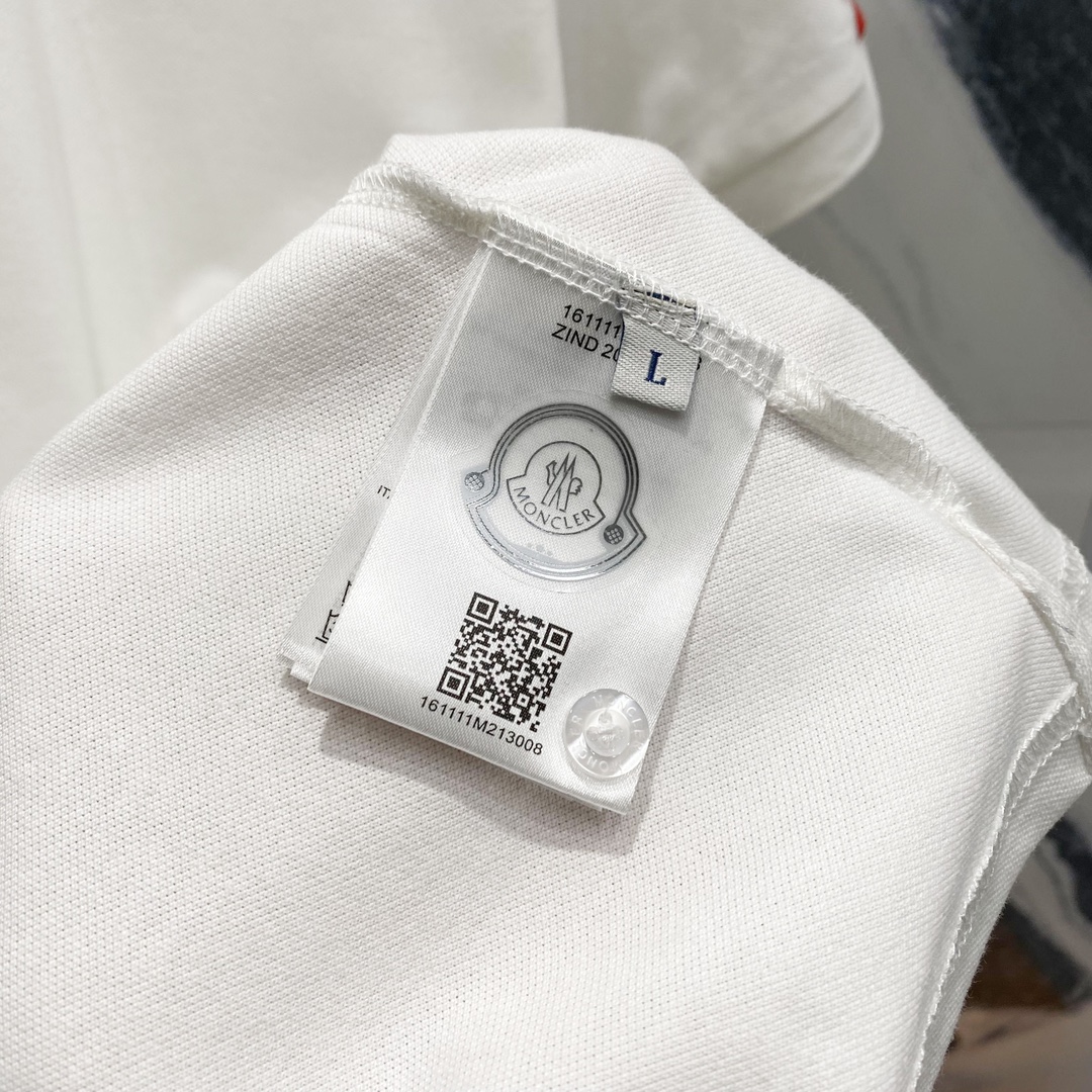  
MONCLER 蒙口 翻领POLO衫
徽章品牌小标字母LOGO织带手袖
官方同步  商务首选
时尚个