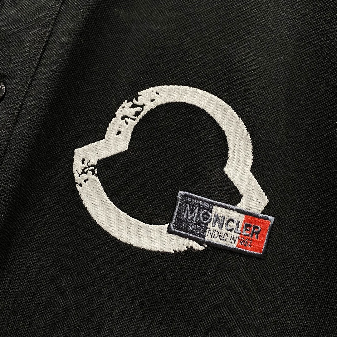  
MONCLER 蒙口 翻领POLO衫
品牌标志字母刺绣🪡LOGO标识徽章手袖
官方同步  商务首选

