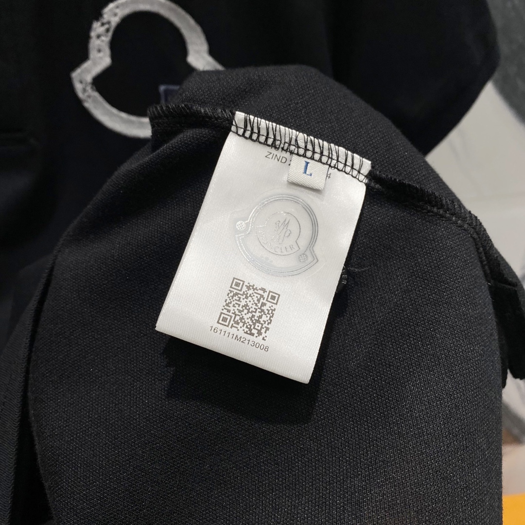  
MONCLER 蒙口 翻领POLO衫
品牌标志字母刺绣🪡LOGO标识徽章手袖
官方同步  商务首选
