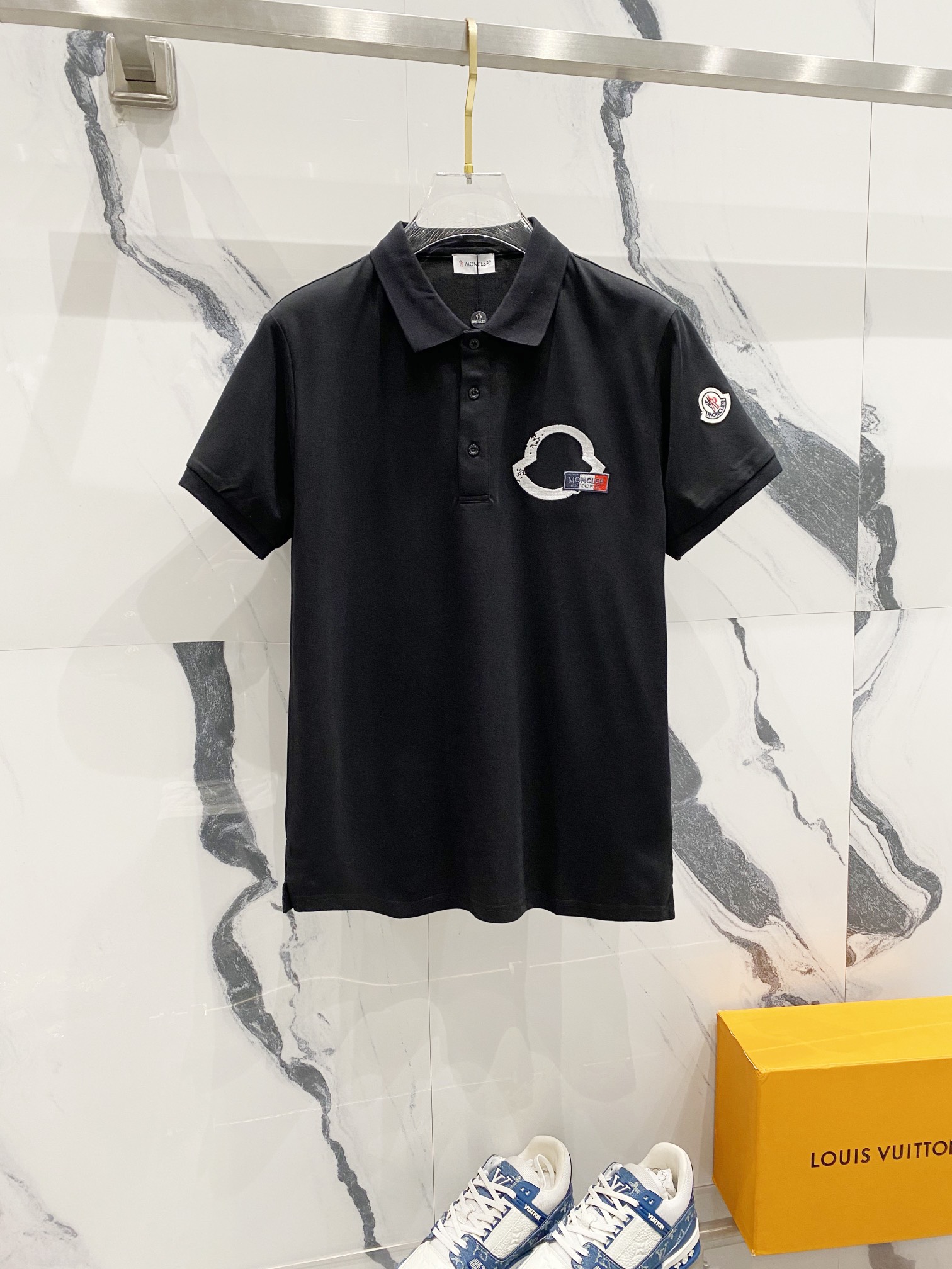  
MONCLER 蒙口 翻领POLO衫
品牌标志字母刺绣🪡LOGO标识徽章手袖
官方同步  商务首选
