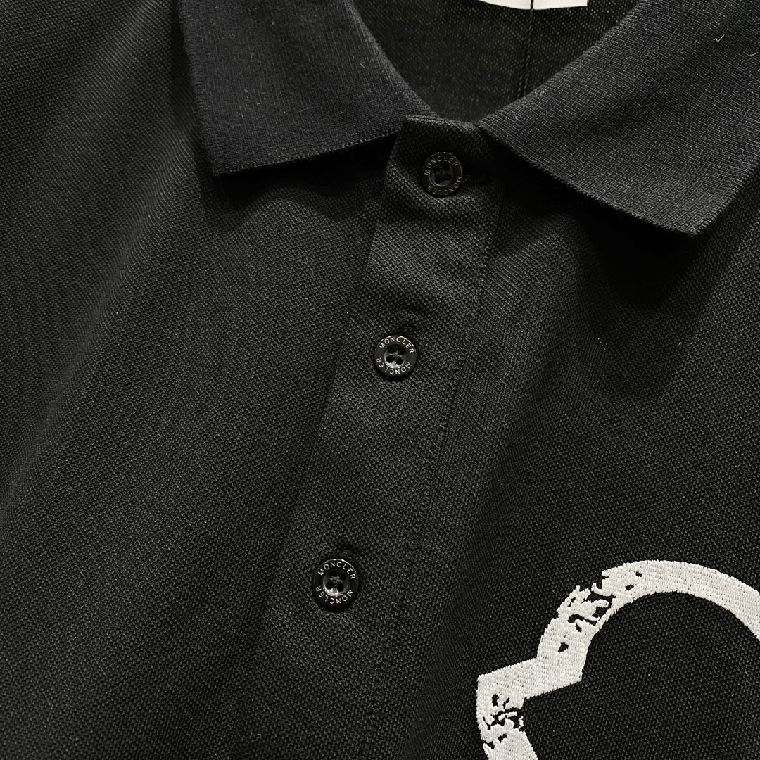  
MONCLER 蒙口 翻领POLO衫
品牌标志字母刺绣🪡LOGO标识徽章手袖
官方同步  商务首选
