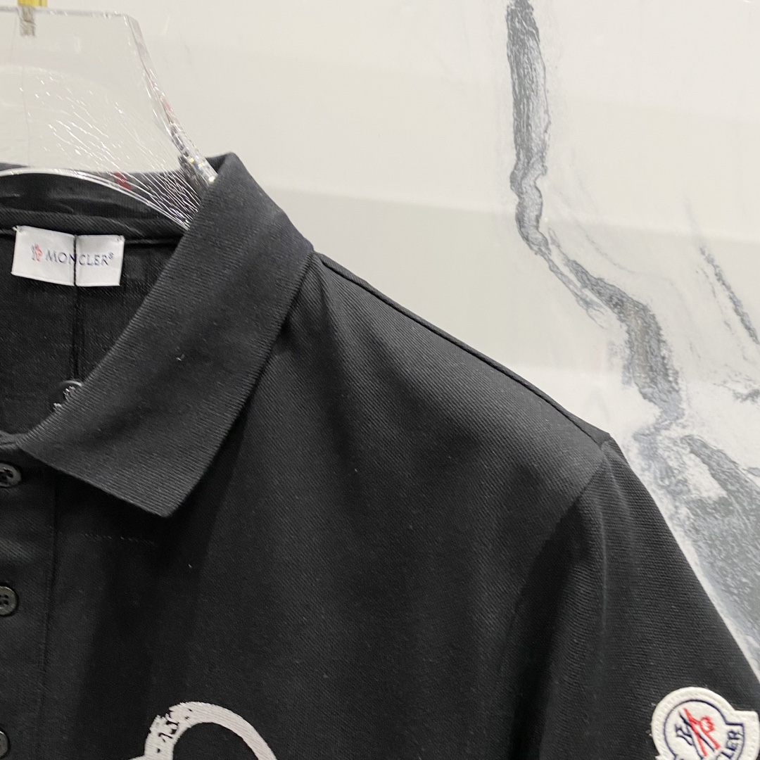  
MONCLER 蒙口 翻领POLO衫
品牌标志字母刺绣🪡LOGO标识徽章手袖
官方同步  商务首选
