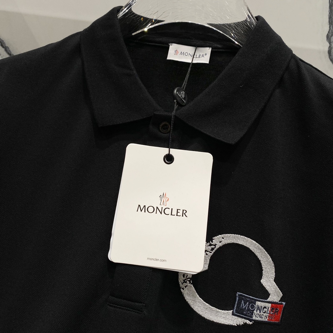  
MONCLER 蒙口 翻领POLO衫
品牌标志字母刺绣🪡LOGO标识徽章手袖
官方同步  商务首选
