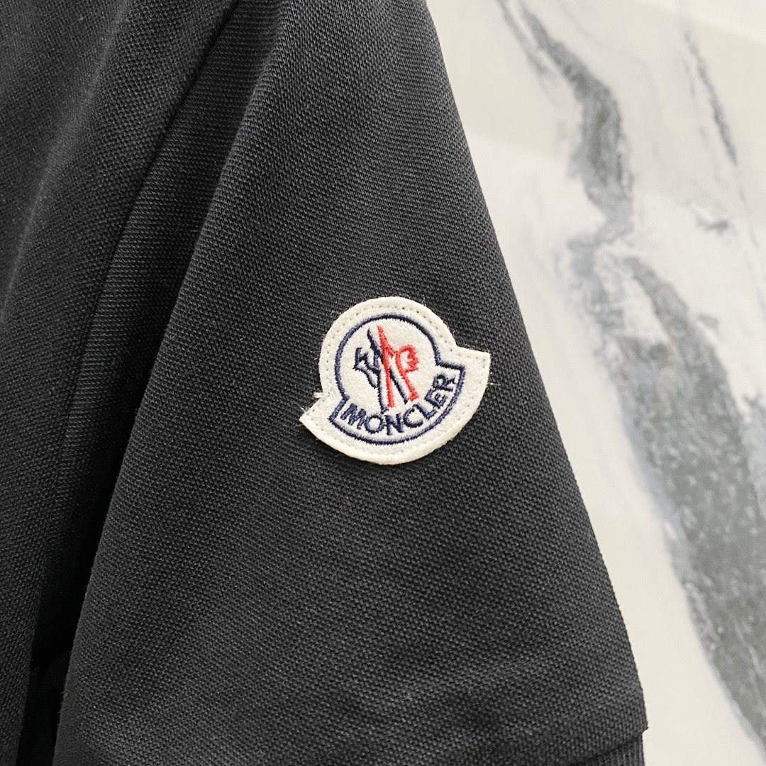  
MONCLER 蒙口 翻领POLO衫
品牌标志字母刺绣🪡LOGO标识徽章手袖
官方同步  商务首选
