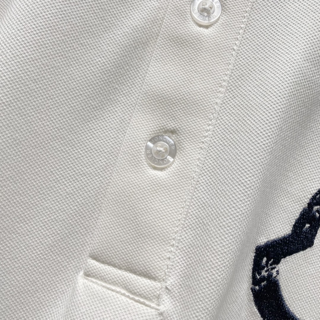  
MONCLER 蒙口 翻领POLO衫
品牌标志字母刺绣🪡LOGO标识徽章手袖
官方同步  商务首选
