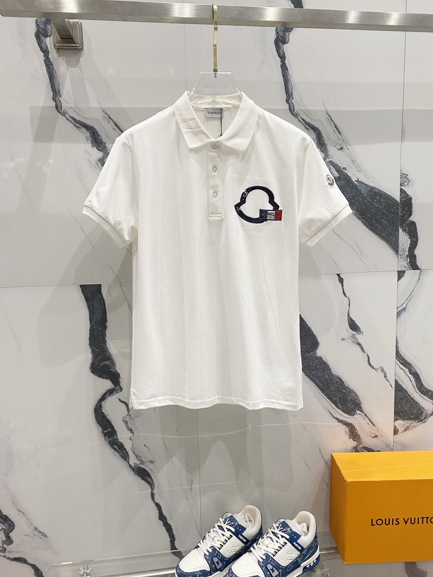  
MONCLER 蒙口 翻领POLO衫
品牌标志字母刺绣🪡LOGO标识徽章手袖
官方同步  商务首选
