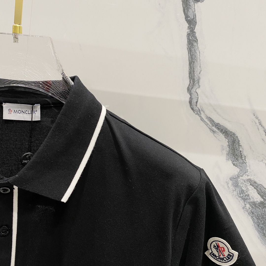  
MONCLER 蒙口 翻领POLO衫
撞色线条口袋徽章小LOGO标识
官方同步  商务首选
时尚个性