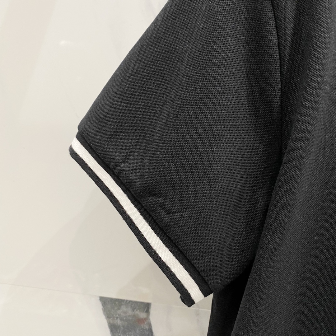  
MONCLER 蒙口 翻领POLO衫
撞色线条口袋徽章小LOGO标识
官方同步  商务首选
时尚个性