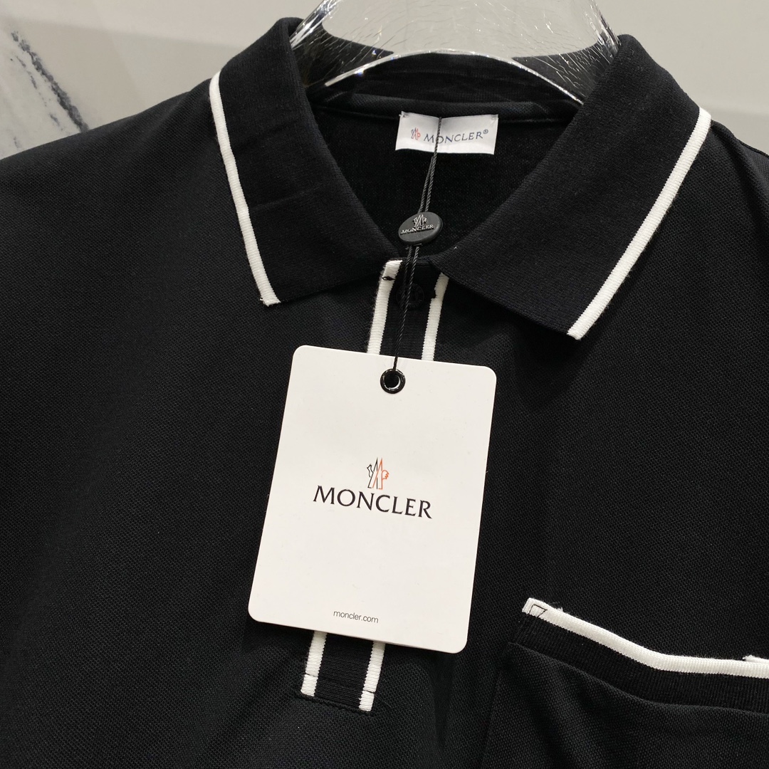  
MONCLER 蒙口 翻领POLO衫
撞色线条口袋徽章小LOGO标识
官方同步  商务首选
时尚个性