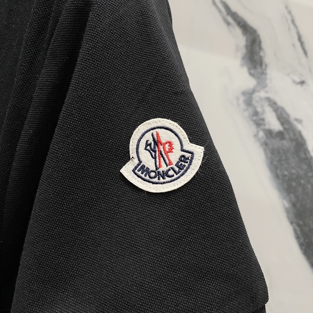 
MONCLER 蒙口 翻领POLO衫
撞色线条口袋徽章小LOGO标识
官方同步  商务首选
时尚个性