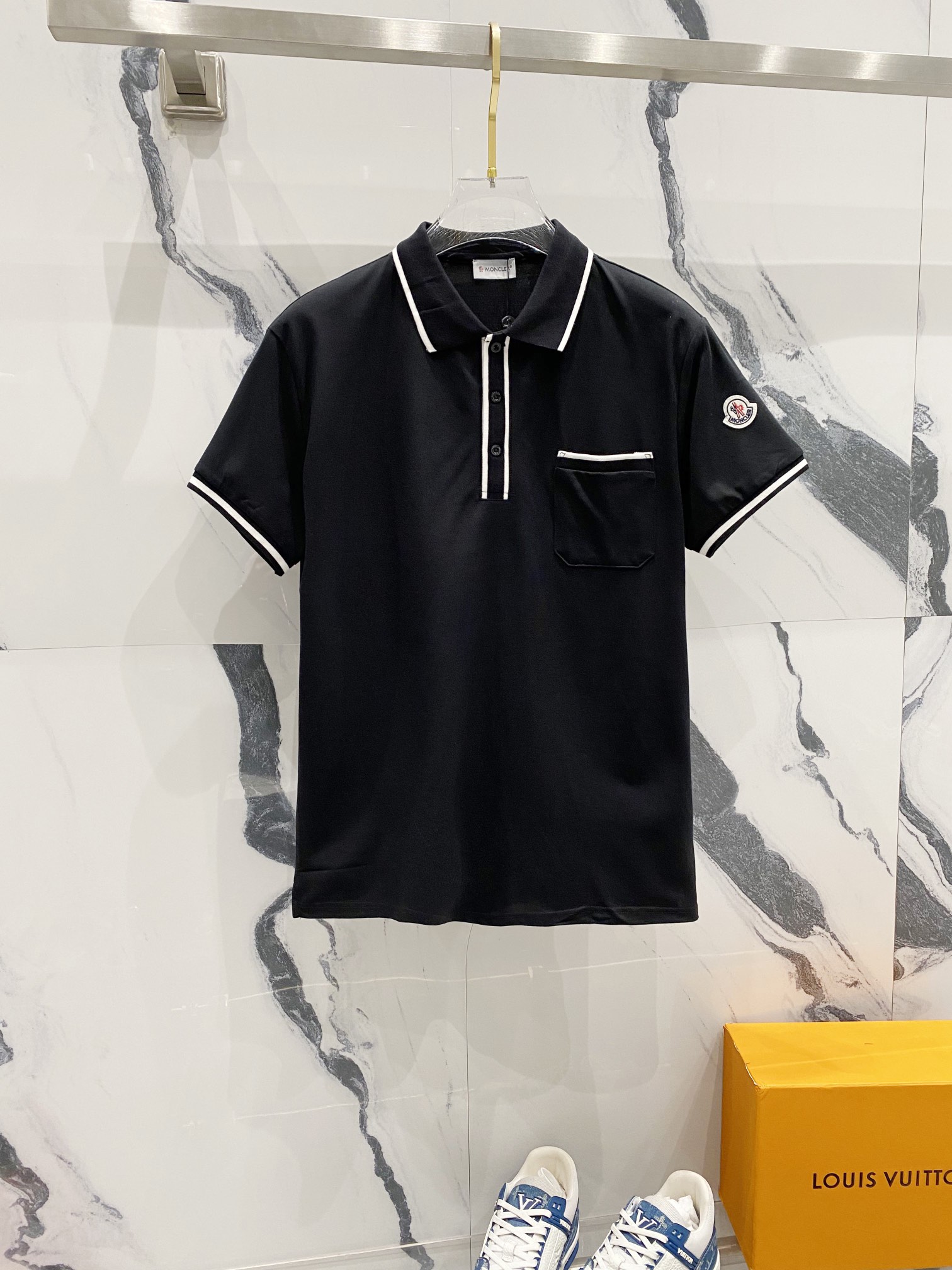  
MONCLER 蒙口 翻领POLO衫
撞色线条口袋徽章小LOGO标识
官方同步  商务首选
时尚个性