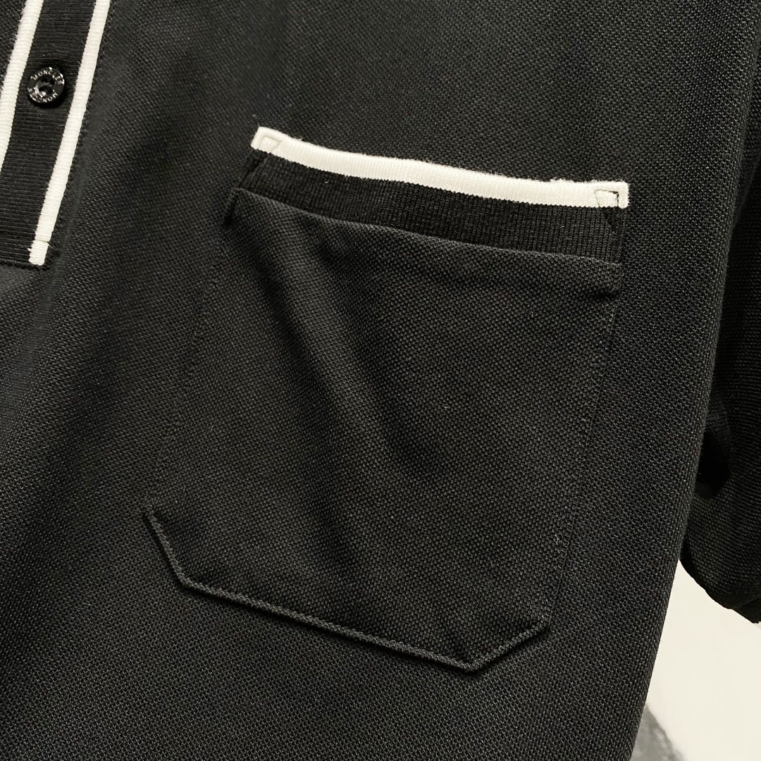  
MONCLER 蒙口 翻领POLO衫
撞色线条口袋徽章小LOGO标识
官方同步  商务首选
时尚个性