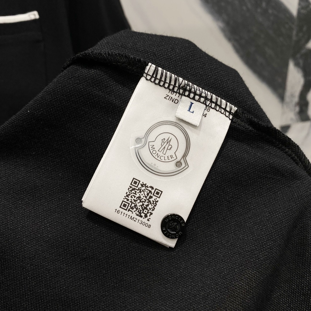  
MONCLER 蒙口 翻领POLO衫
撞色线条口袋徽章小LOGO标识
官方同步  商务首选
时尚个性