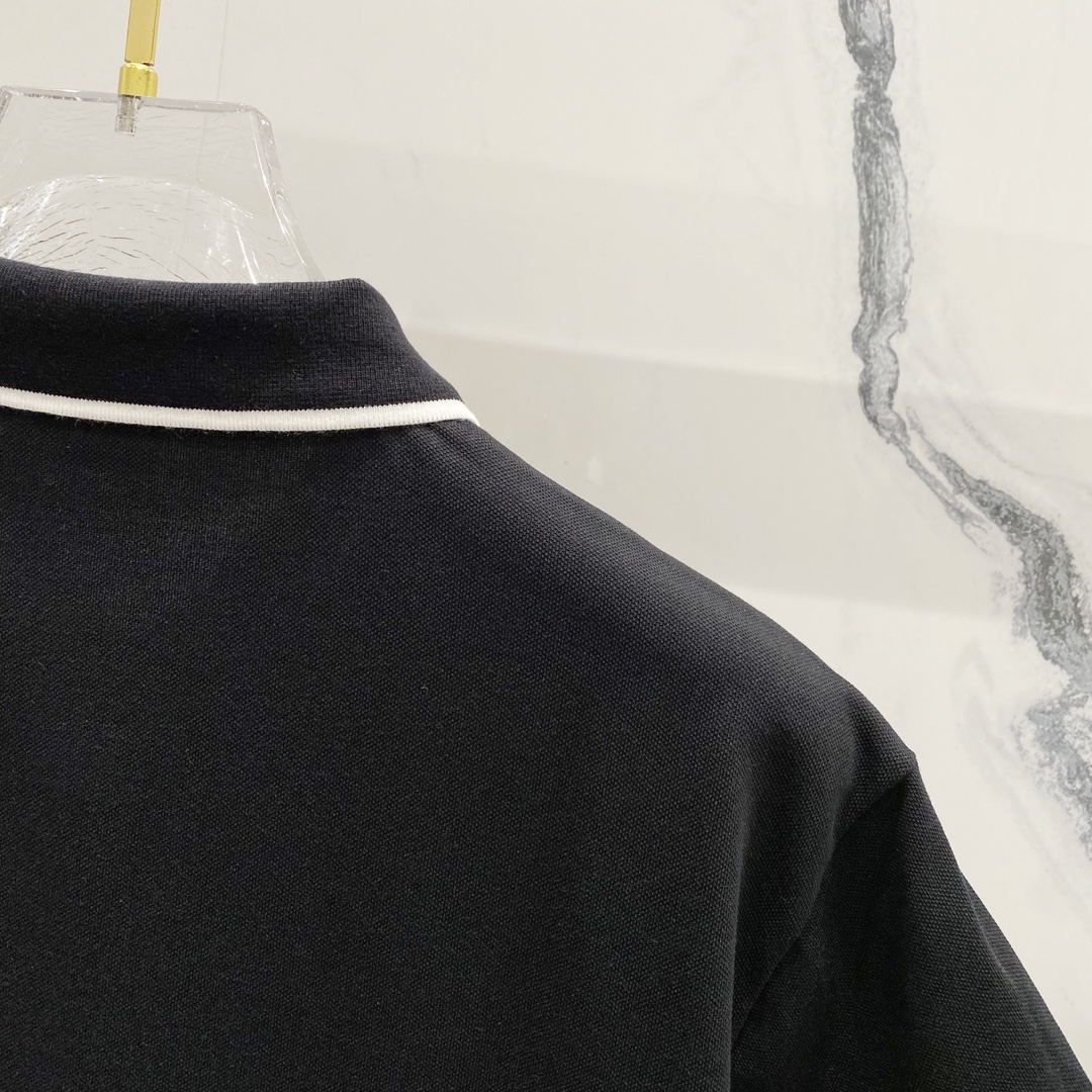  
MONCLER 蒙口 翻领POLO衫
撞色线条口袋徽章小LOGO标识
官方同步  商务首选
时尚个性