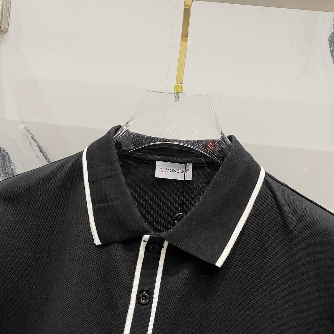  
MONCLER 蒙口 翻领POLO衫
撞色线条口袋徽章小LOGO标识
官方同步  商务首选
时尚个性