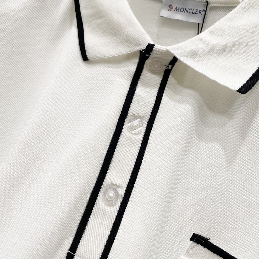  
MONCLER 蒙口 翻领POLO衫
撞色线条口袋徽章小LOGO标识
官方同步  商务首选
时尚个性
