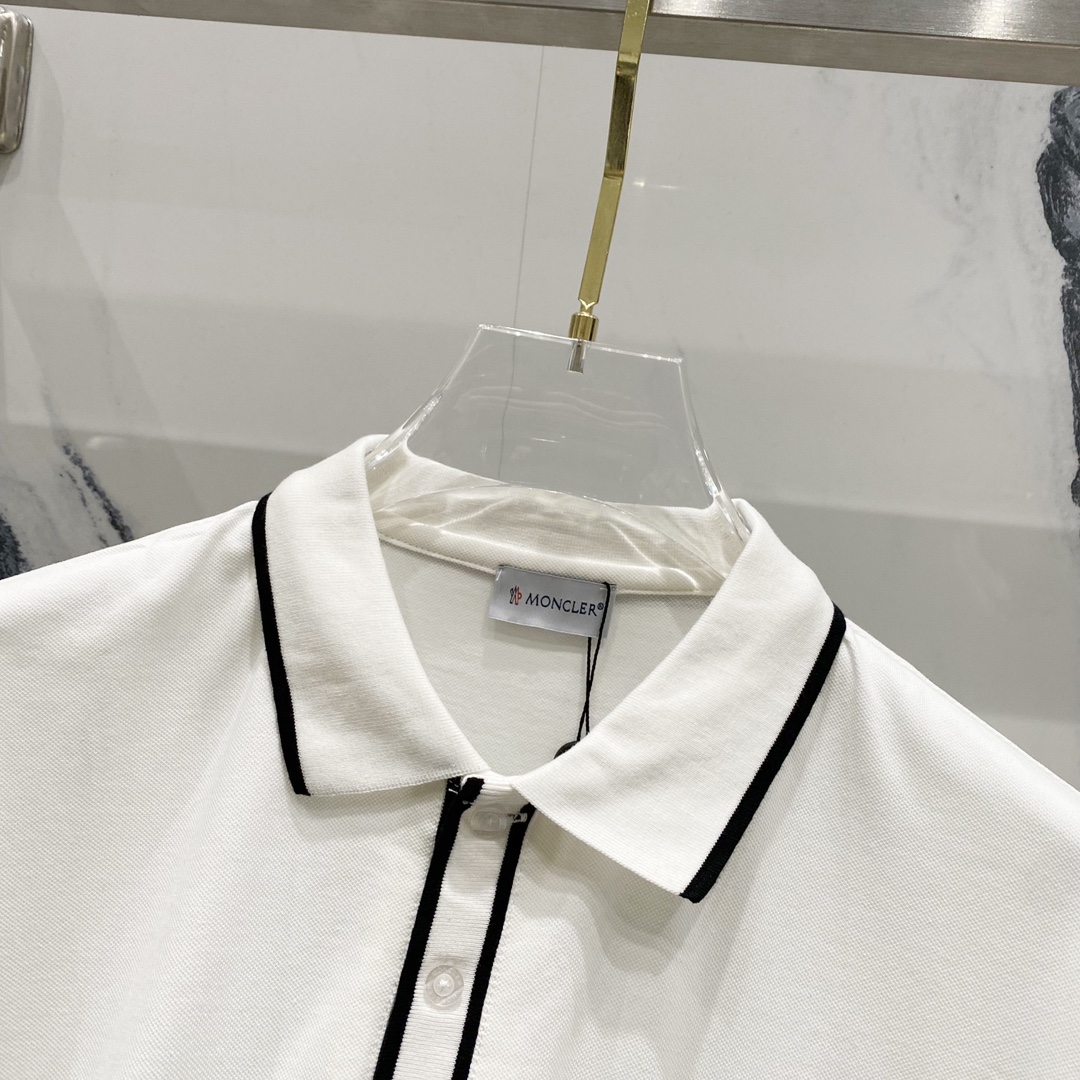  
MONCLER 蒙口 翻领POLO衫
撞色线条口袋徽章小LOGO标识
官方同步  商务首选
时尚个性