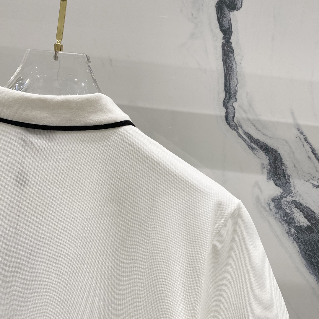  
MONCLER 蒙口 翻领POLO衫
撞色线条口袋徽章小LOGO标识
官方同步  商务首选
时尚个性