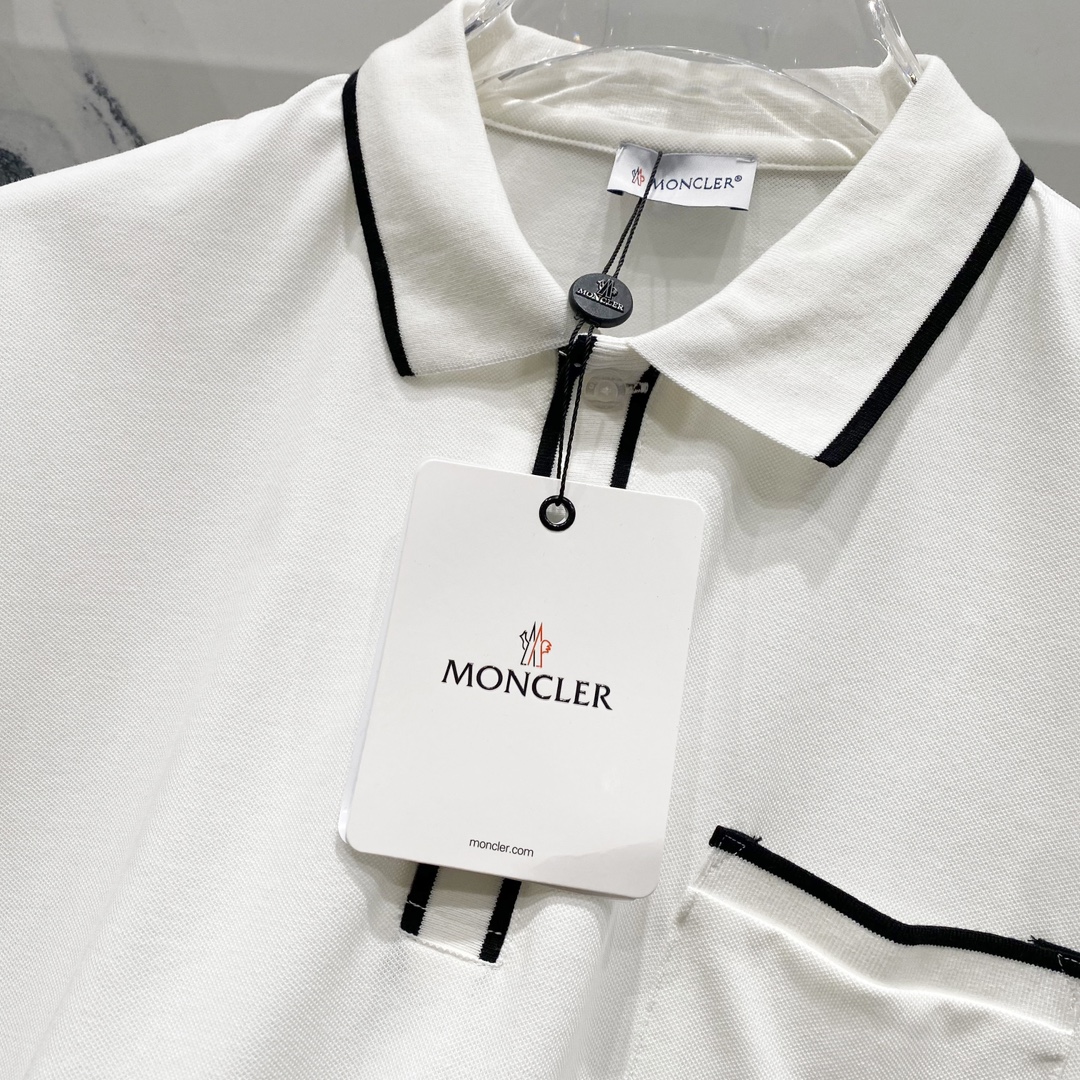  
MONCLER 蒙口 翻领POLO衫
撞色线条口袋徽章小LOGO标识
官方同步  商务首选
时尚个性