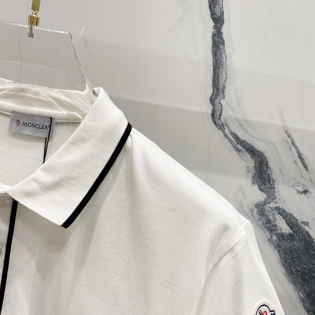  
MONCLER 蒙口 翻领POLO衫
撞色线条口袋徽章小LOGO标识
官方同步  商务首选
时尚个性