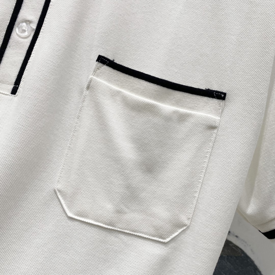  
MONCLER 蒙口 翻领POLO衫
撞色线条口袋徽章小LOGO标识
官方同步  商务首选
时尚个性