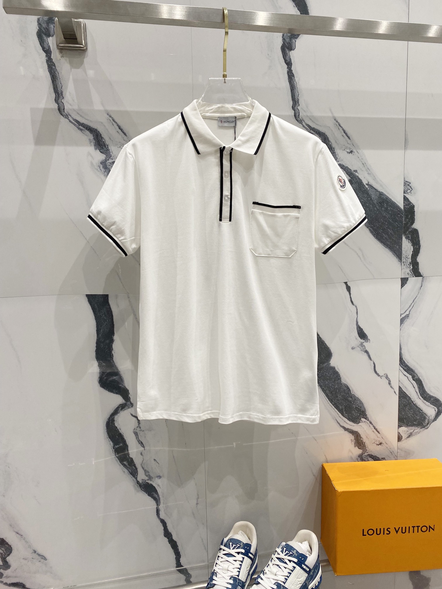  
MONCLER 蒙口 翻领POLO衫
撞色线条口袋徽章小LOGO标识
官方同步  商务首选
时尚个性
