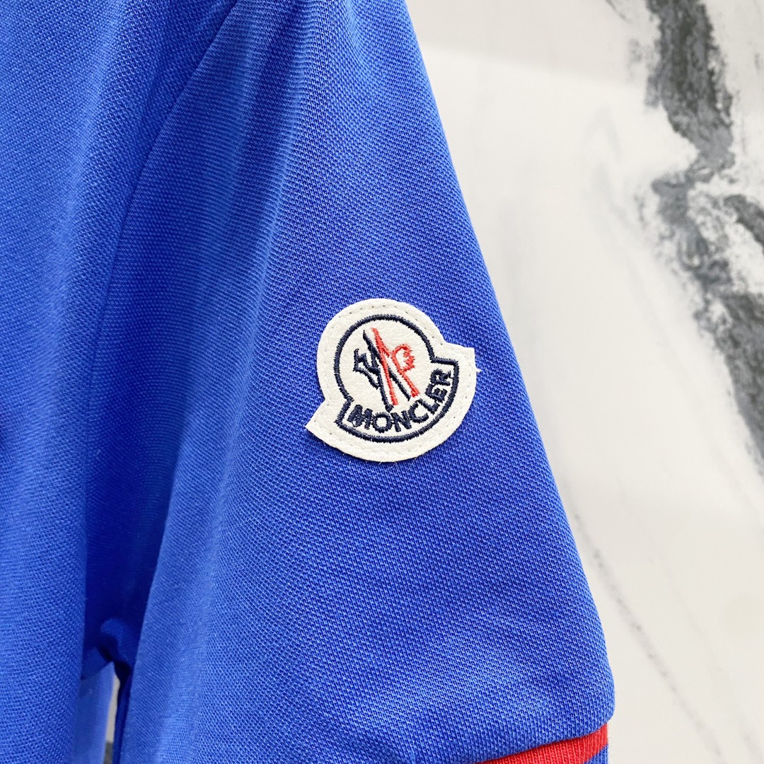  
MONCLER 蒙口 翻领POLO衫
撞色线条口袋徽章小LOGO标识
官方同步  商务首选
时尚个性