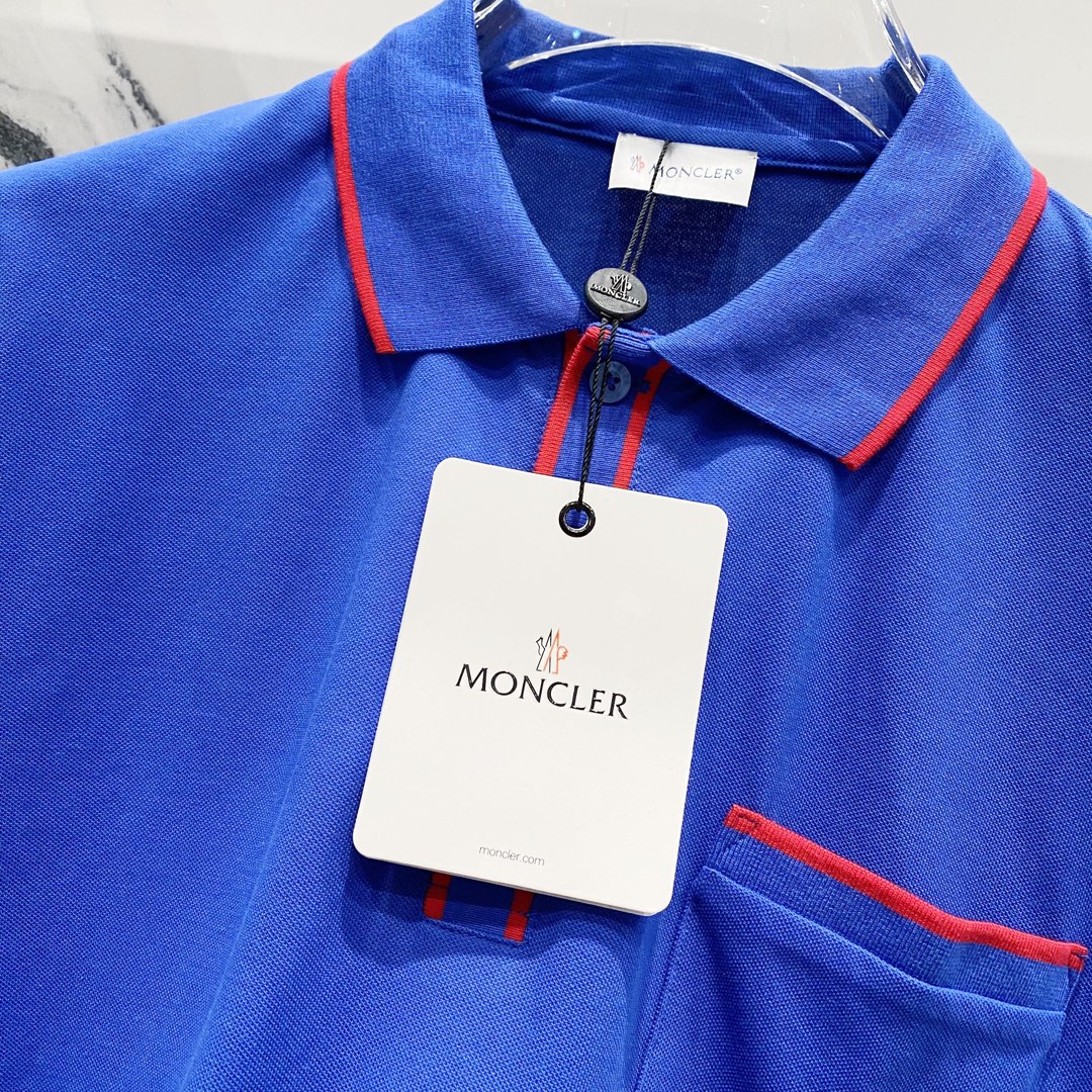  
MONCLER 蒙口 翻领POLO衫
撞色线条口袋徽章小LOGO标识
官方同步  商务首选
时尚个性
