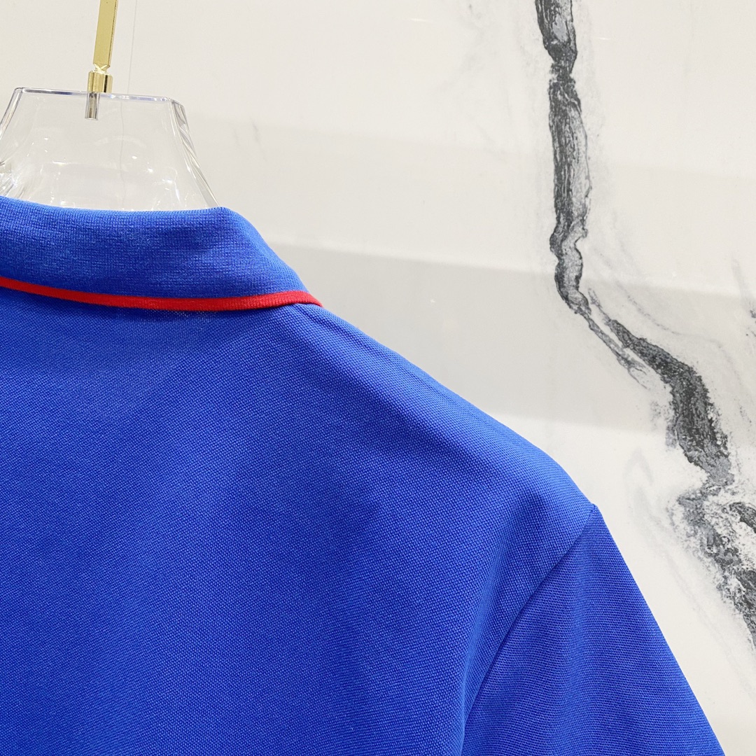 
MONCLER 蒙口 翻领POLO衫
撞色线条口袋徽章小LOGO标识
官方同步  商务首选
时尚个性
