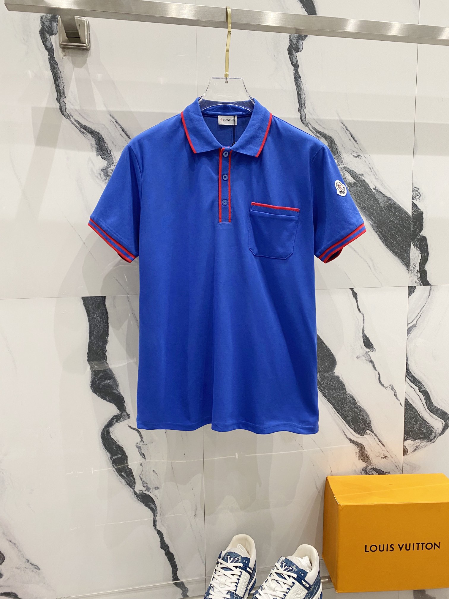  
MONCLER 蒙口 翻领POLO衫
撞色线条口袋徽章小LOGO标识
官方同步  商务首选
时尚个性