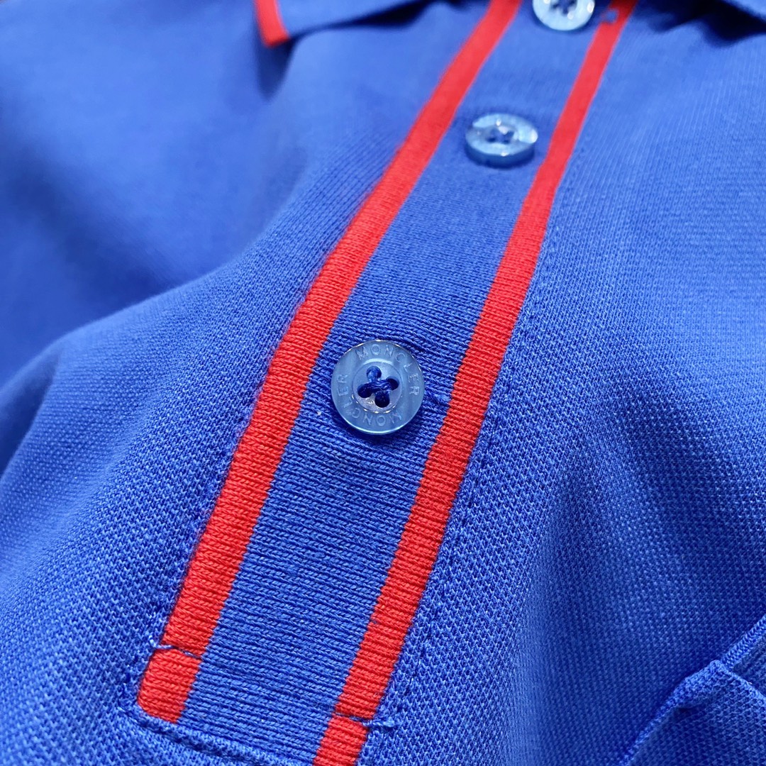  
MONCLER 蒙口 翻领POLO衫
撞色线条口袋徽章小LOGO标识
官方同步  商务首选
时尚个性