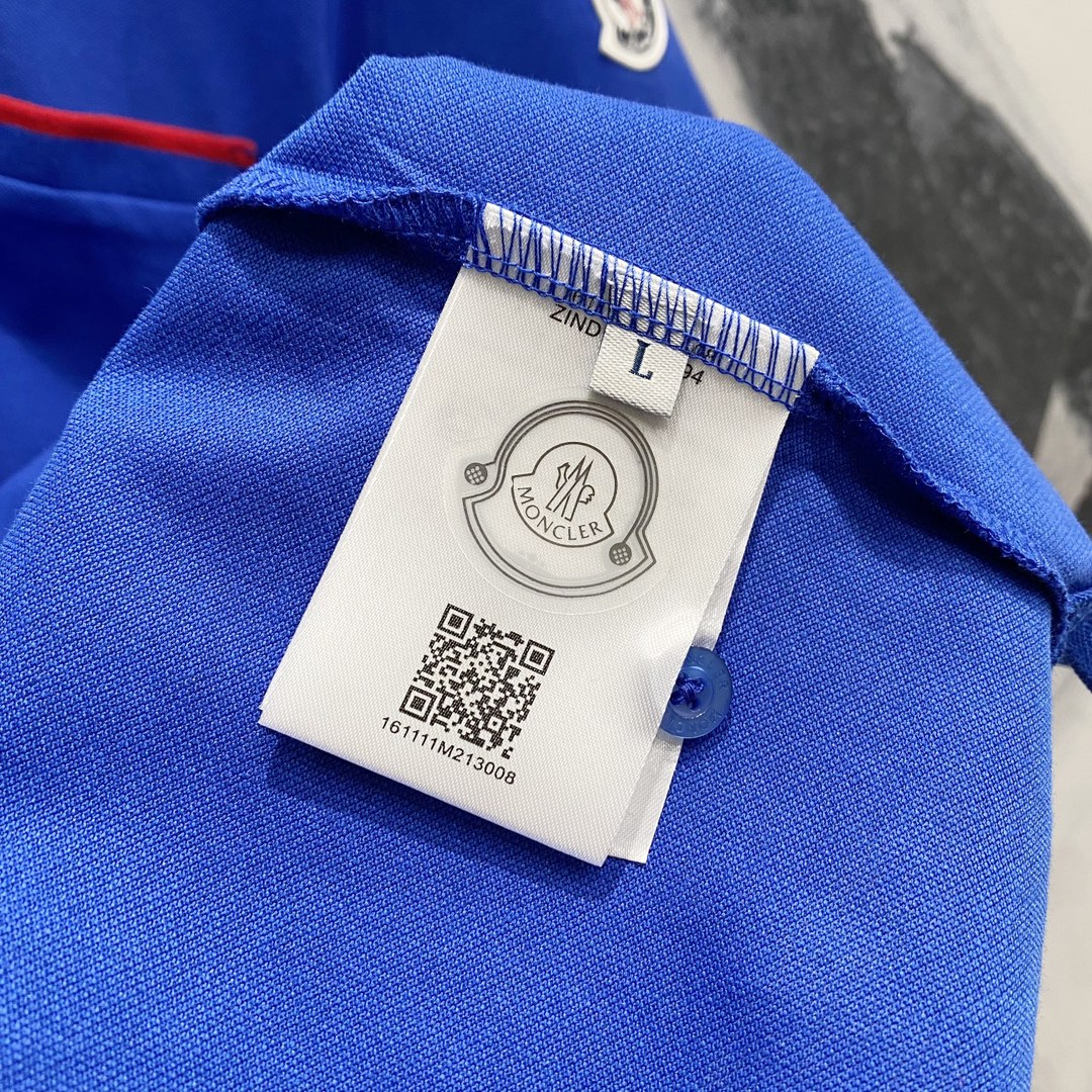  
MONCLER 蒙口 翻领POLO衫
撞色线条口袋徽章小LOGO标识
官方同步  商务首选
时尚个性