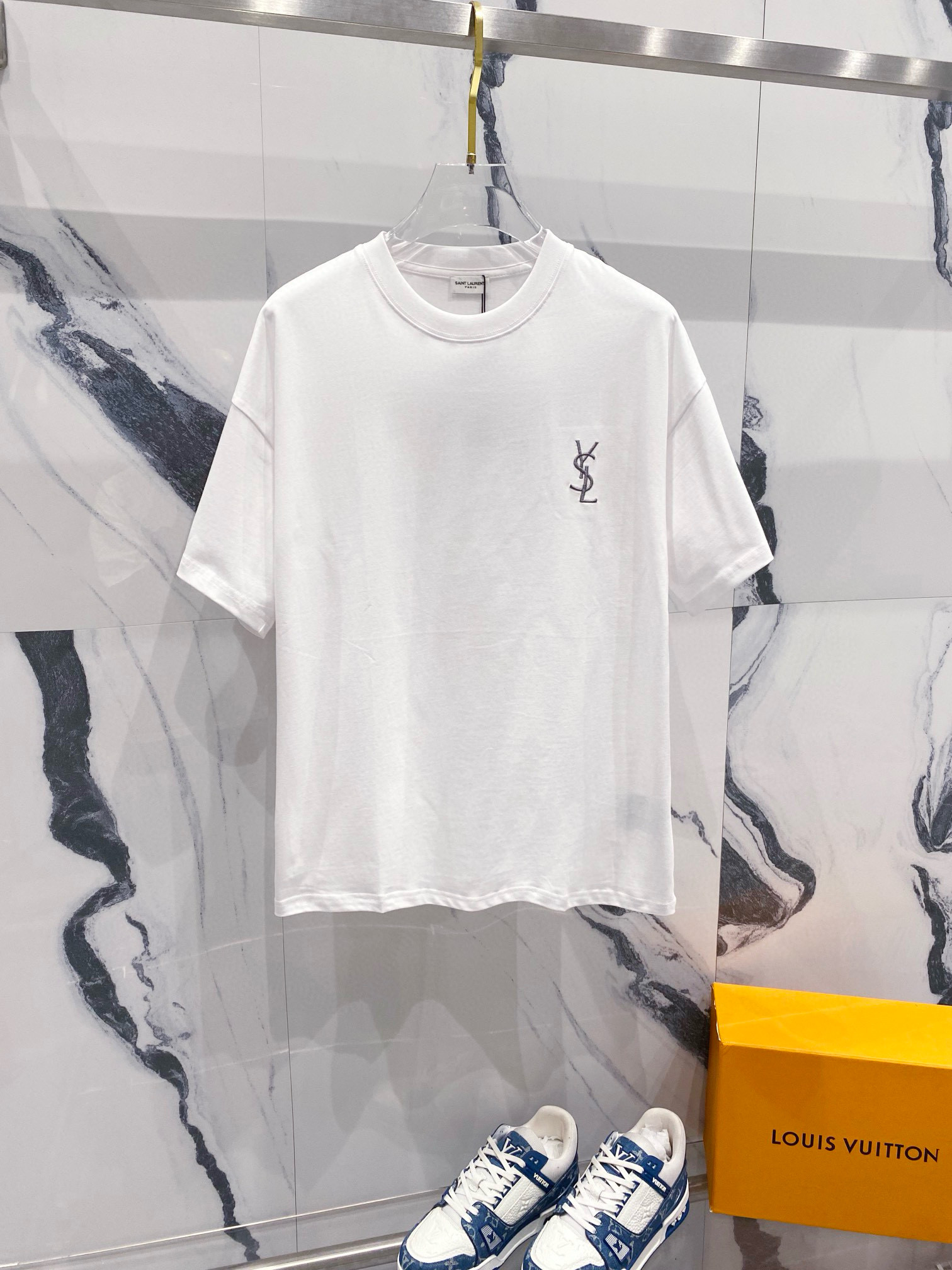 YSL Saint Laurent camiseta de cuello redondo de algodón puro de 260 gramos, logo pequeño bordado clásico y si…
