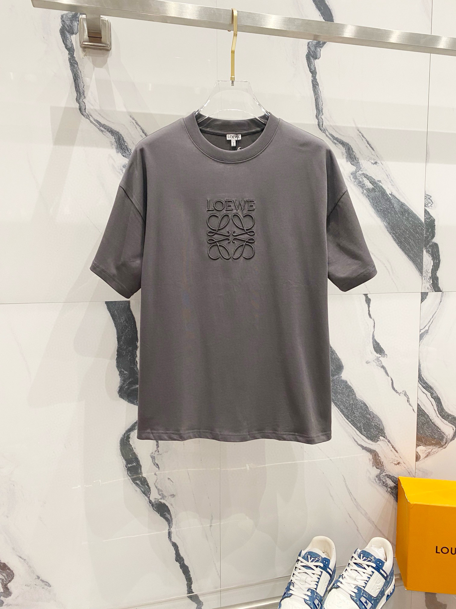 🅿️90 LOEWE Camiseta de cuello redondo de 260 g, bordado de letras y logotipo en color natural, sincronizado oficialmen…