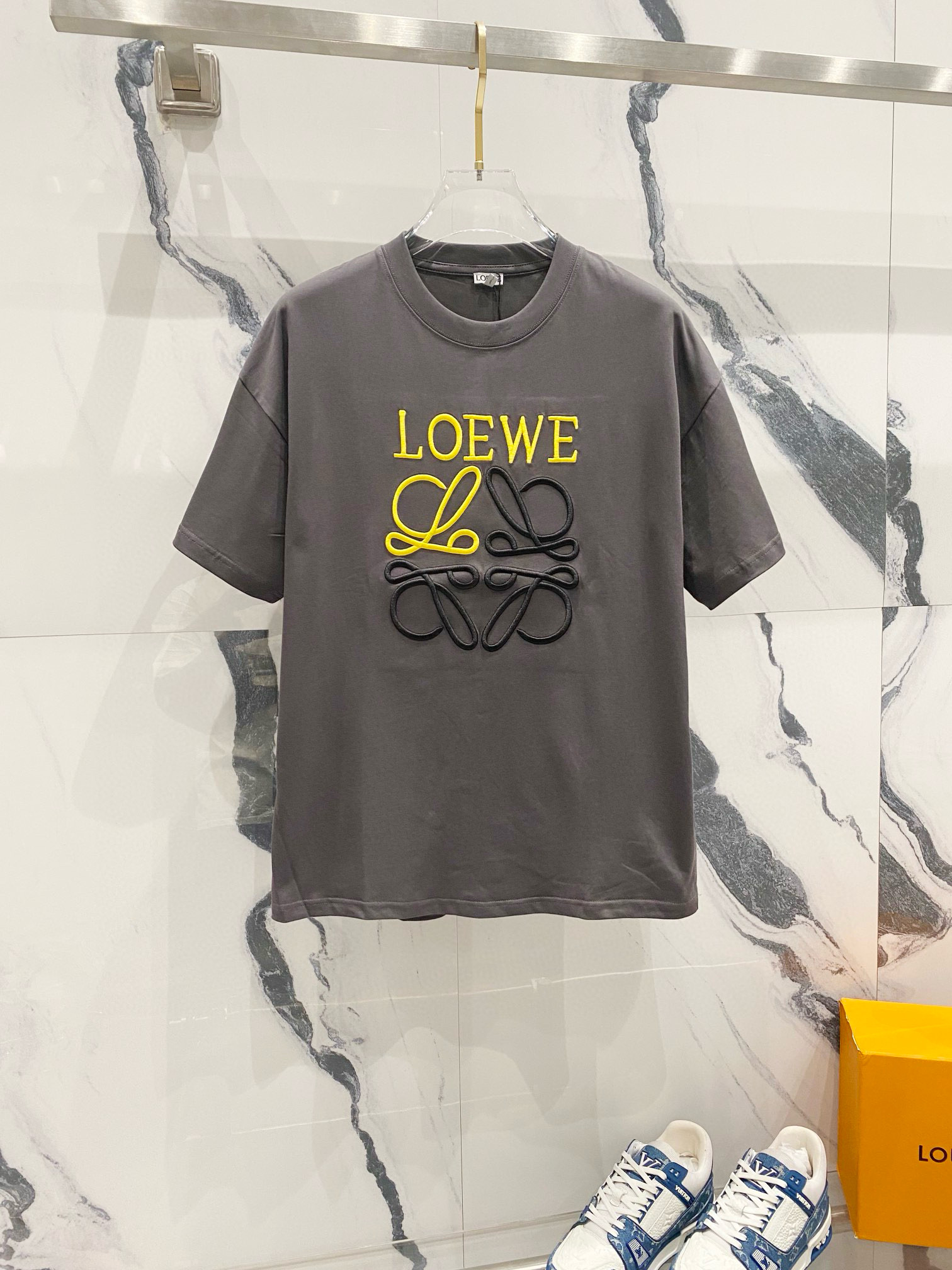 🅿️90 LOEWE Camiseta de cuello redondo de 260 g, clásico y atemporal con bordado de letras y logotipo en colores combin…
