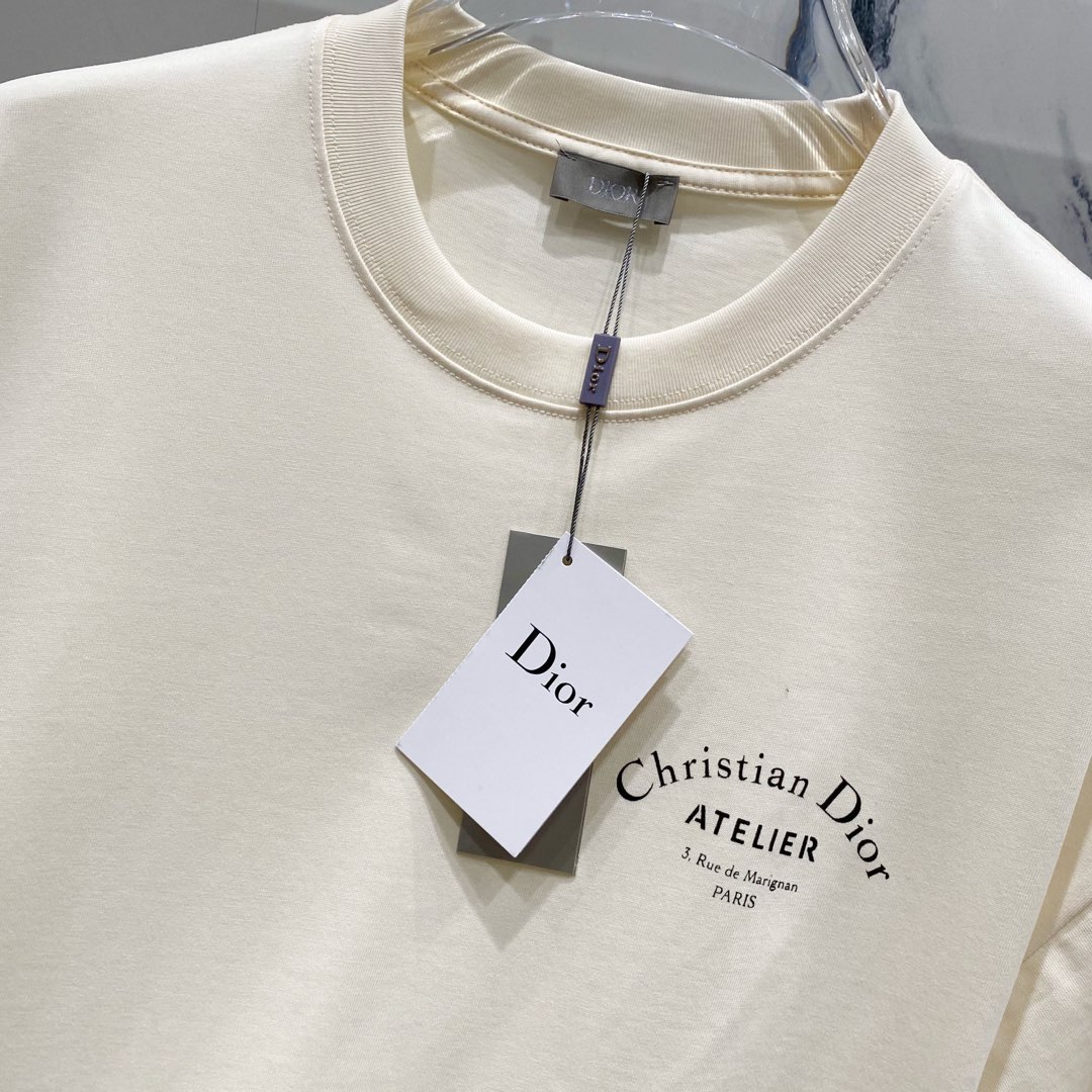 P 
95💰DIOR 迪奥 260克圆领短袖T恤
前后幅品牌字母印花LOGO标识
官方同步  高版本 高品质
时尚个性  百搭潮流
纯原品质  原版面料
吊牌 领标 水洗麦 三标齐全
颜色: 黑色.杏色.红色.
尺码：XS-L