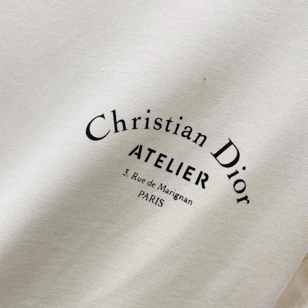 P 
95💰DIOR 迪奥 260克圆领短袖T恤
前后幅品牌字母印花LOGO标识
官方同步  高版本 高品质
时尚个性  百搭潮流
纯原品质  原版面料
吊牌 领标 水洗麦 三标齐全
颜色: 黑色.杏色.红色.
尺码：XS-L