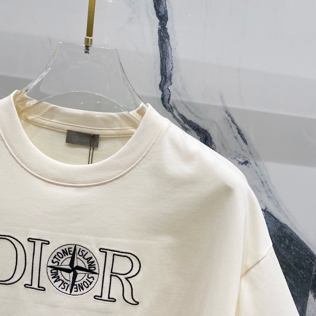 P 
95💰DIOR 迪奥 260克圆领短袖T恤
联名款石头岛&迪奥字母刺绣🪡LOGO
官方同步  高版本 高品质
时尚个性  百搭潮流
纯原品质  原版面料
吊牌 领标 水洗麦 三标齐全
颜色: 黑色.杏色.灰色.
尺码：XS-L