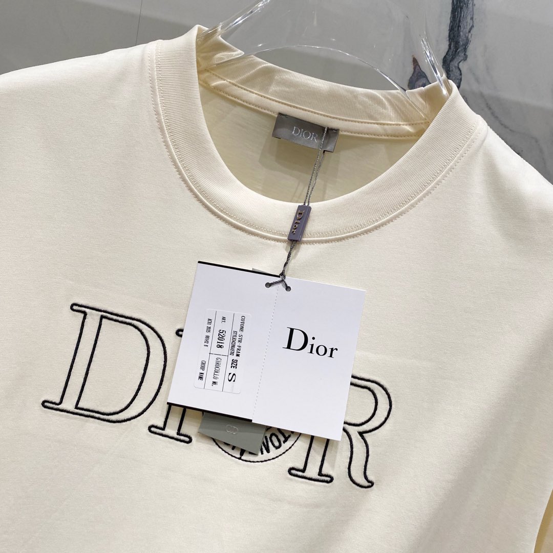P 
95💰DIOR 迪奥 260克圆领短袖T恤
联名款石头岛&迪奥字母刺绣🪡LOGO
官方同步  高版本 高品质
时尚个性  百搭潮流
纯原品质  原版面料
吊牌 领标 水洗麦 三标齐全
颜色: 黑色.杏色.灰色.
尺码：XS-L