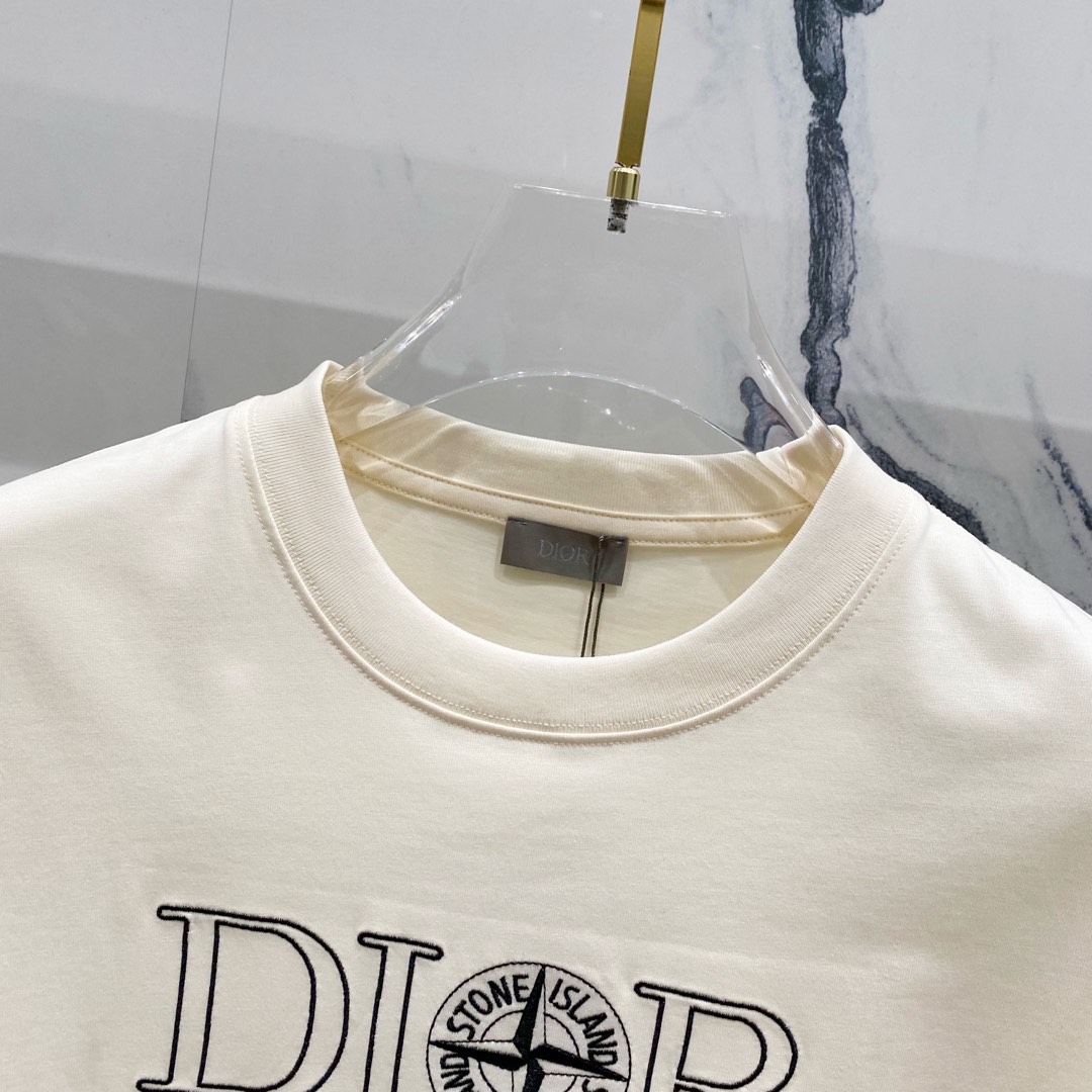 P 
95💰DIOR 迪奥 260克圆领短袖T恤
联名款石头岛&迪奥字母刺绣🪡LOGO
官方同步  高版本 高品质
时尚个性  百搭潮流
纯原品质  原版面料
吊牌 领标 水洗麦 三标齐全
颜色: 黑色.杏色.灰色.
尺码：XS-L