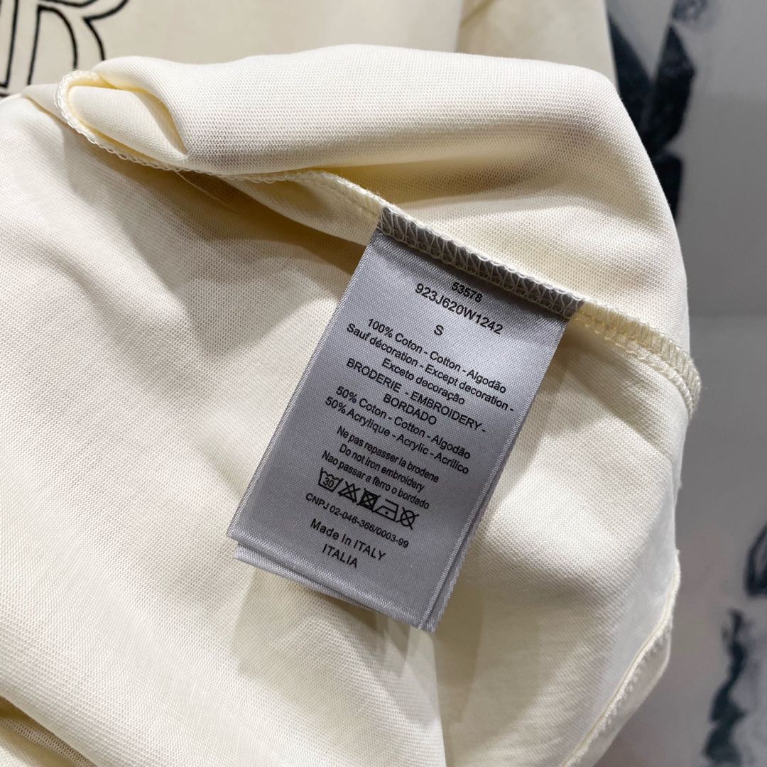 P 
95💰DIOR 迪奥 260克圆领短袖T恤
联名款石头岛&迪奥字母刺绣🪡LOGO
官方同步  高版本 高品质
时尚个性  百搭潮流
纯原品质  原版面料
吊牌 领标 水洗麦 三标齐全
颜色: 黑色.杏色.灰色.
尺码：XS-L