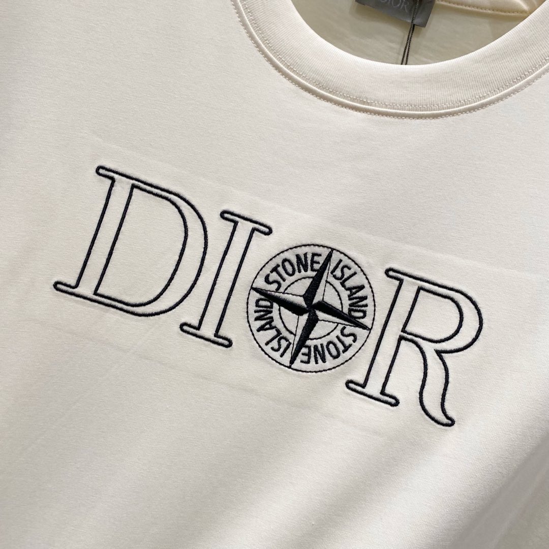 P 
95💰DIOR 迪奥 260克圆领短袖T恤
联名款石头岛&迪奥字母刺绣🪡LOGO
官方同步  高版本 高品质
时尚个性  百搭潮流
纯原品质  原版面料
吊牌 领标 水洗麦 三标齐全
颜色: 黑色.杏色.灰色.
尺码：XS-L