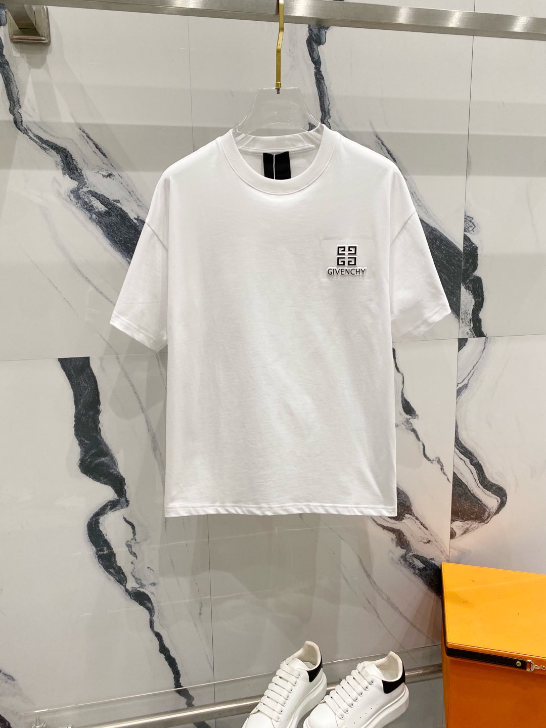 GIVENCHY Camiseta de manga corta con cuello redondo de 260 g, diseño de LOGOTIPO de letra tridimensional en relieve en …