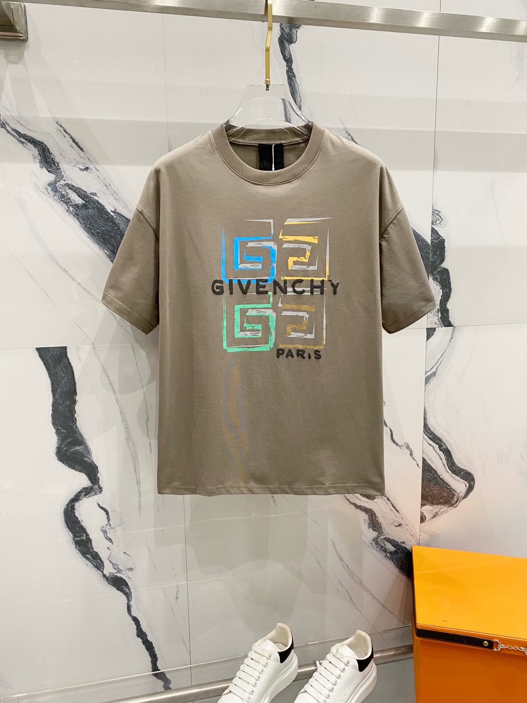GIVENCHY Camiseta de manga corta con cuello redondo de 260 g Letra creativa colorida de la marca Logotipo impreso Sincr…