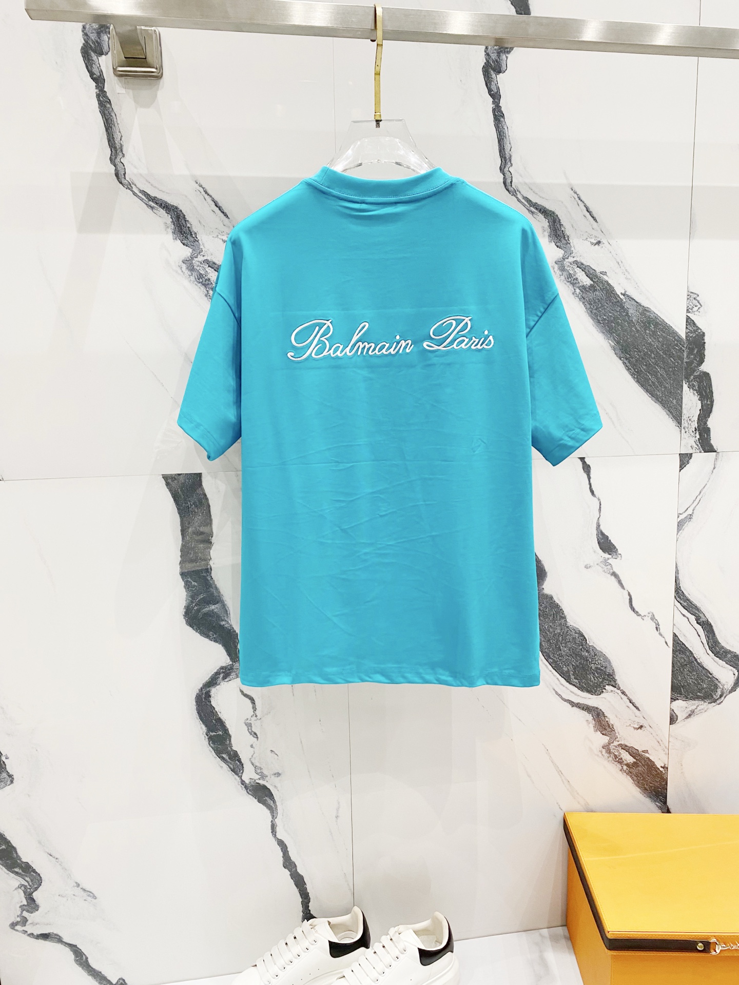 Balmain Short Sleeve T-Shirt: High-Quality Fashion with Logo Embroidery - 图片 2