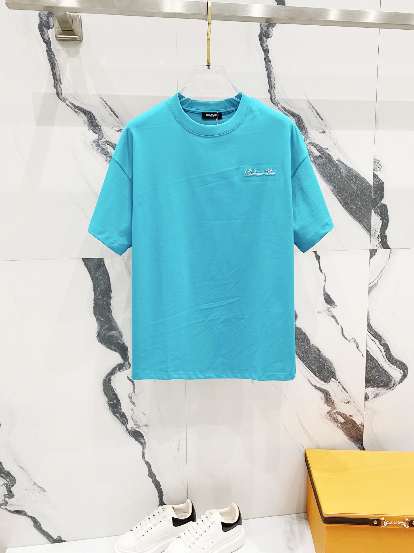 Balmain Short Sleeve T-Shirt: High-Quality Fashion with Logo Embroidery - 图片 1